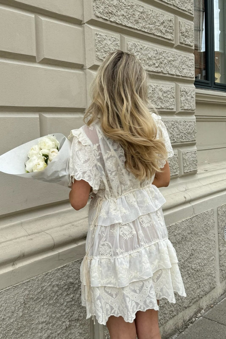 Forudbestilling - BYIC - Ellinoric Lace Layer Dress - vw Vintage White Kjoler 
