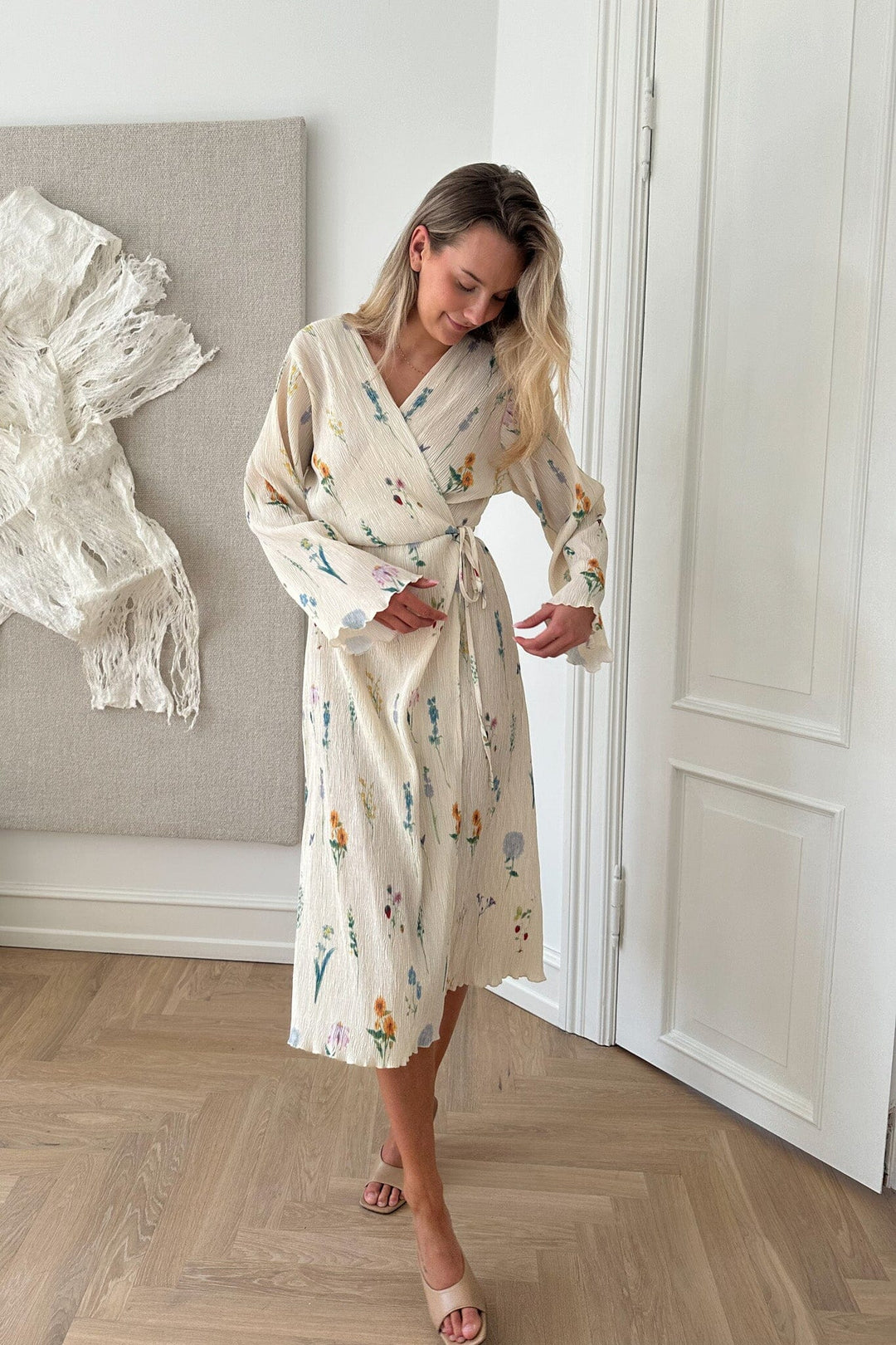 Forudbestilling - BYIC - Ofeliaic Long Wrap Dress - owfp Off White Flower Print Kjoler 