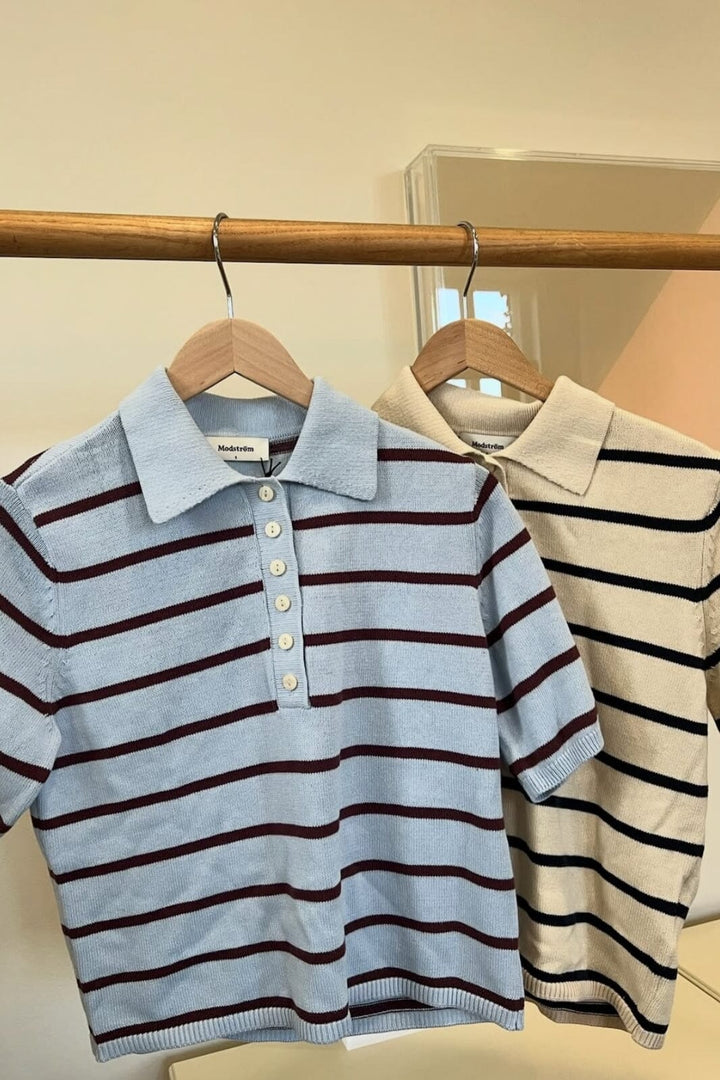 Forudbestilling - Modström - Malvamd Ss Stripe Polo 58746 - 11182 - Cashmere Blue Andorra Stripe Strikbluser 