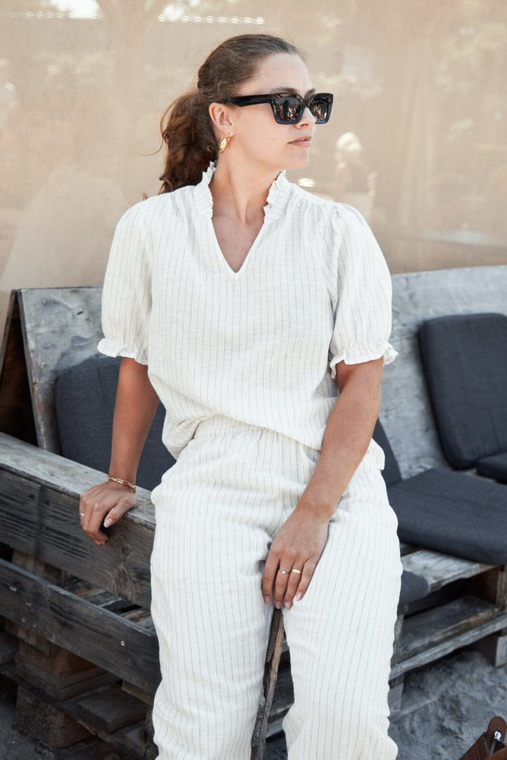 Forudbestilling - Neo Noir - Odesa Simple Stripe Blouse - Off White Bluser 