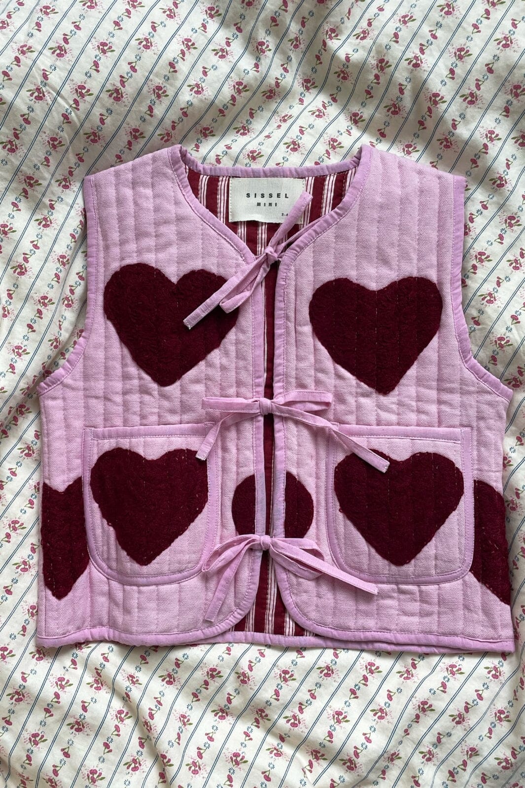 Sissel Edelbo - Honey MINI Vest SE 1500 - Burgundy Hearts