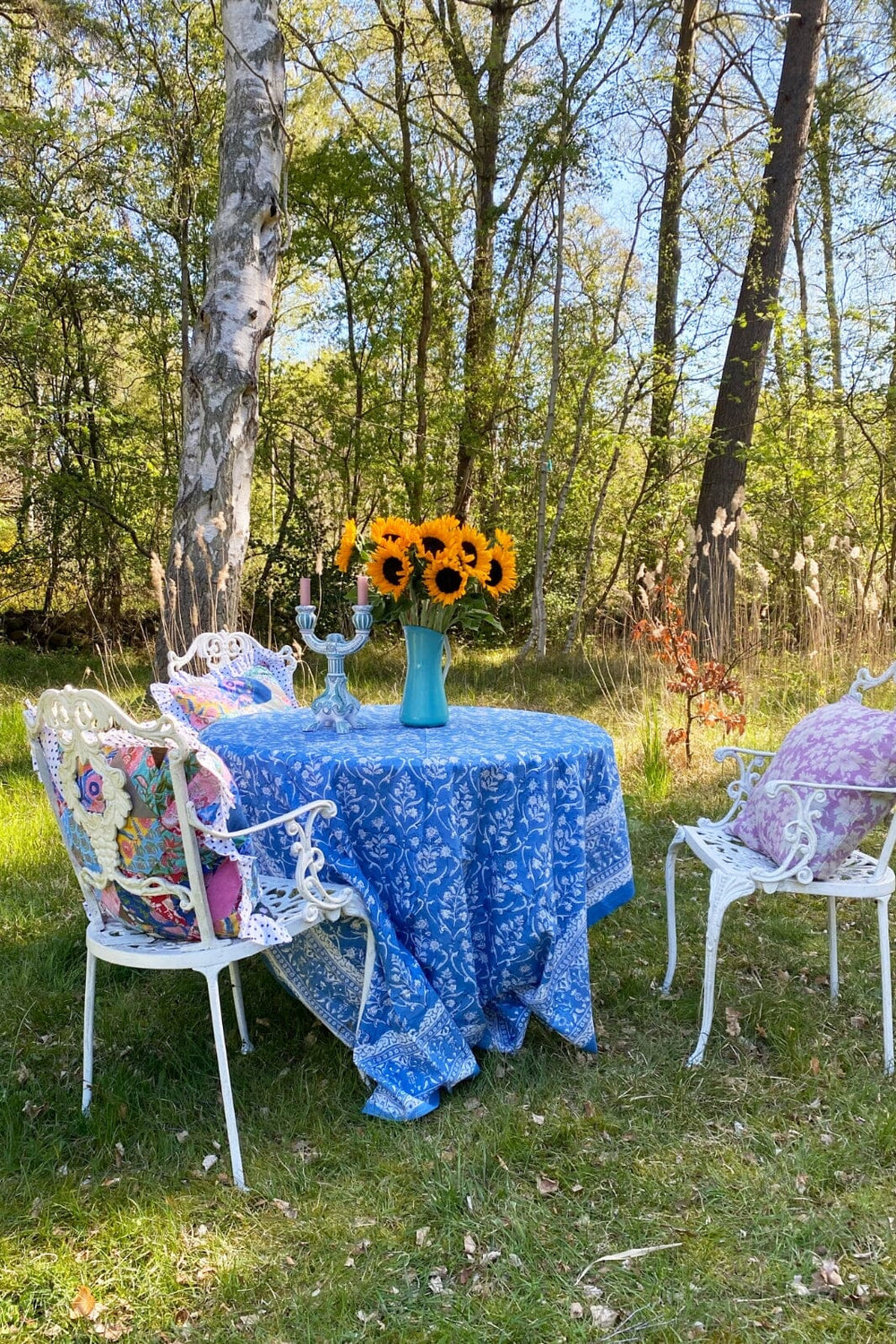 Forudbestilling - Sissel Edelbo - Noor Tablecloth SE 1143 - Blue w. White Flowers Interiør 