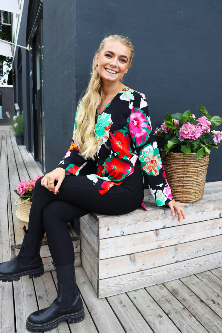 Liberte - Andrea-Zip-Blouse - Black Big Flowers Bluser 