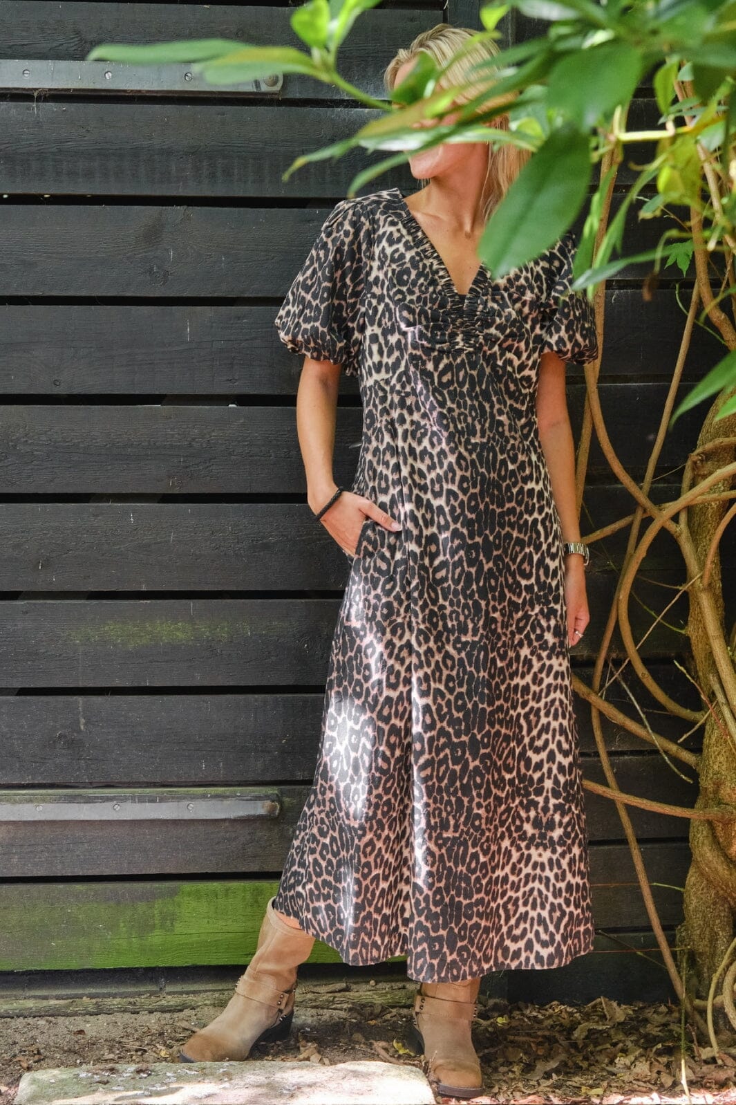 Neo Noir | Illana Leo Dress - Leopard » Shop hos Molly&My