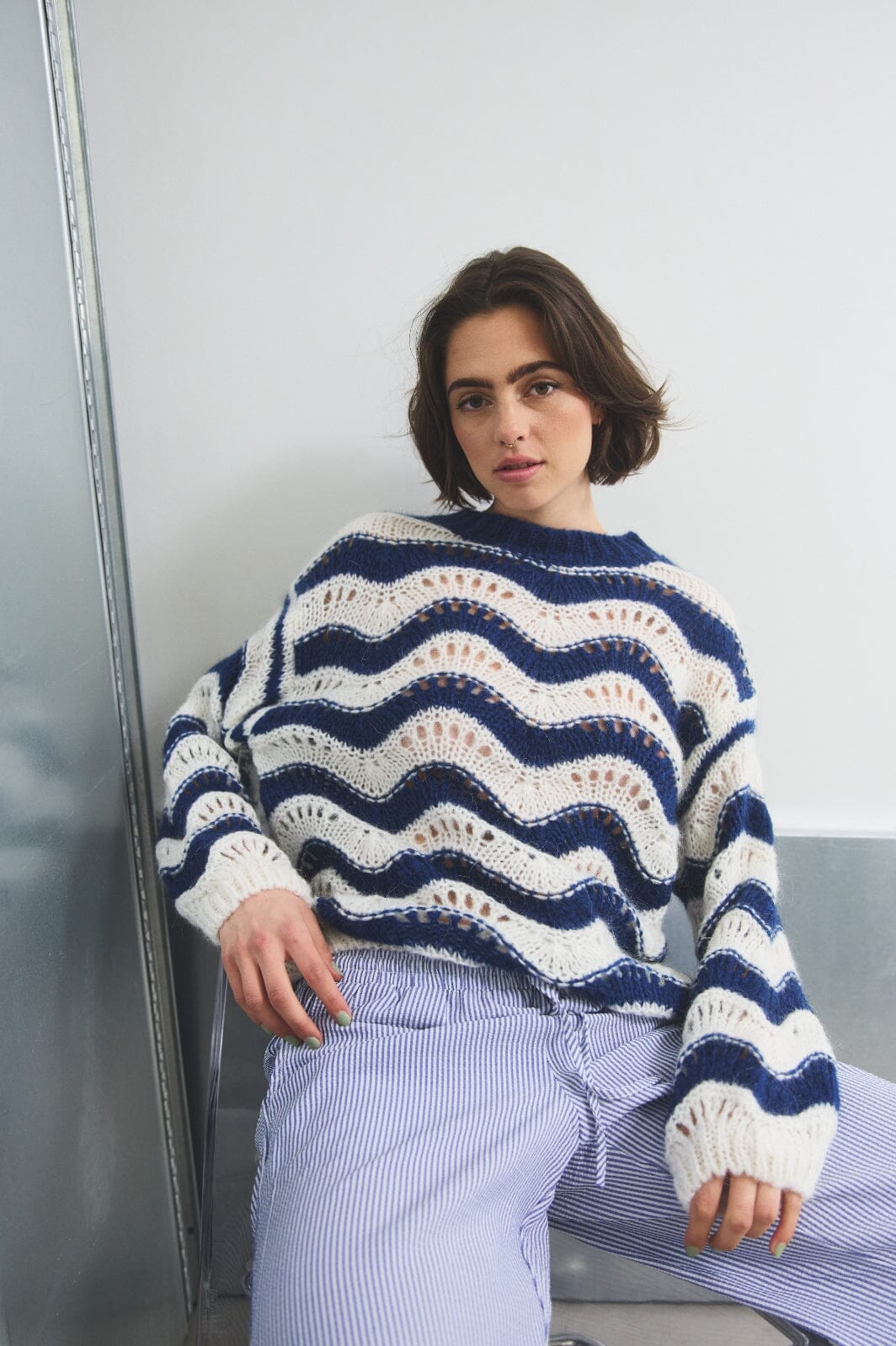 Noella - Panama Knit Jumper - Cream/Navy Mix Strikbluser 