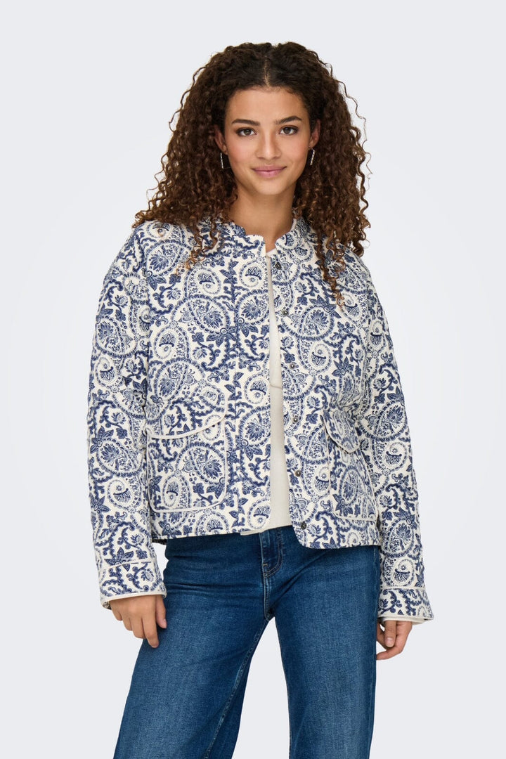 Only - Onlhallie Quilted Jacket - 4554811 Cloud Dancer Blue Tile Print