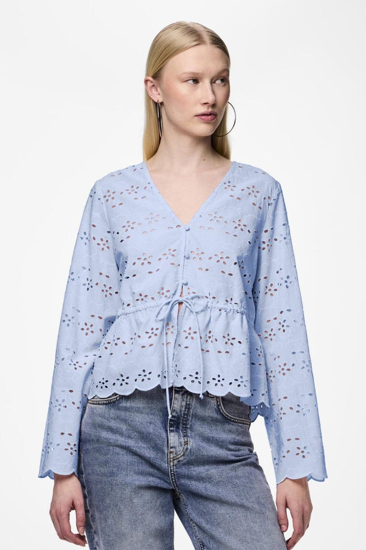 Pieces - Pcarmorine Ls Embroderi Tie Top - 4551465 Blue Bell Bluser 