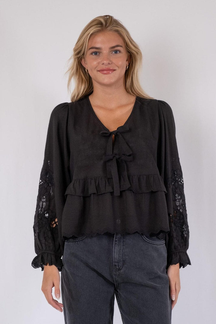 Forudbestilling - Neo Noir - Eden Embroidery Blouse - Black Bluser 