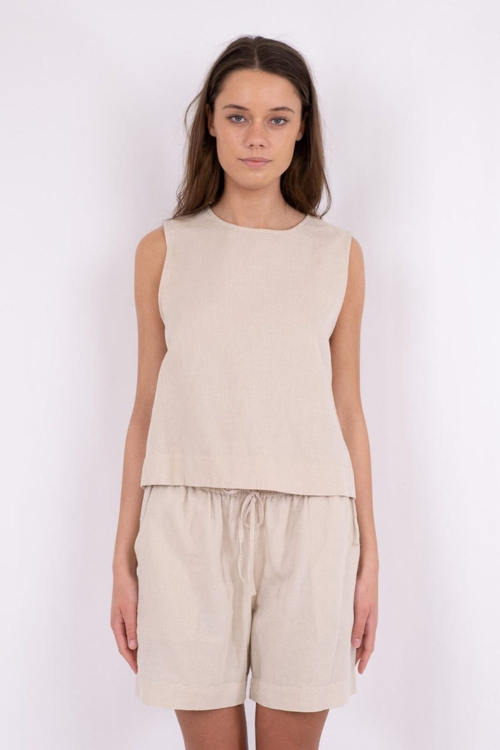 Forudbestilling - Neo Noir - Svetlana Linen Top - Sand (Maj) Toppe 