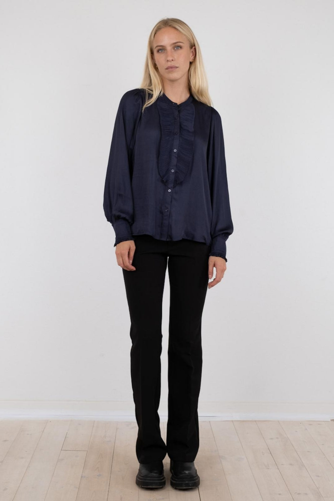 Forudbestilling - Neo Noir - Zola Blouse - Navy (November) Bluser 