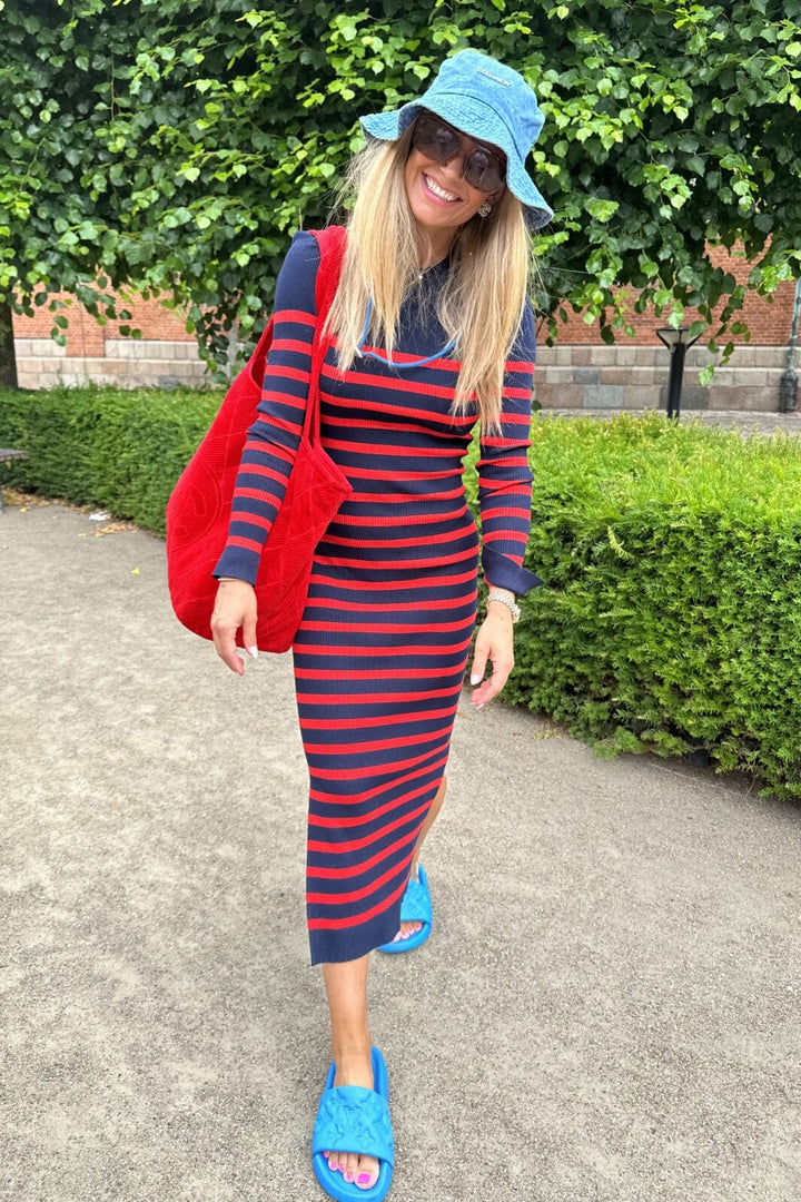 Forudbestilling - Valentin Studio - Gold Button Knit Long Dress - Navy/Red Stripe Kjoler 